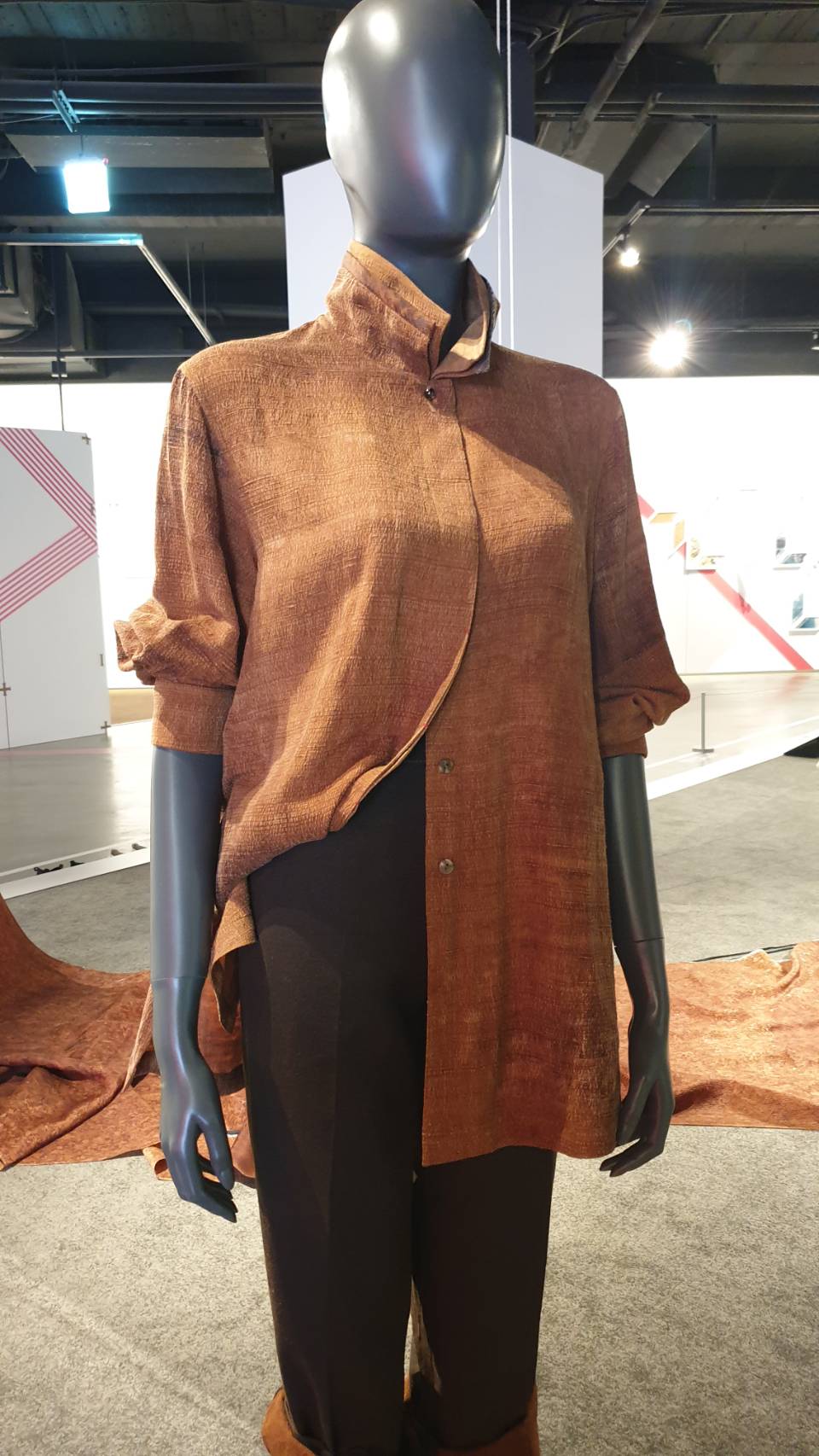 纖維工藝博物館現場展示的上衣及長褲，視覺上呈現相當簡潔。(記者劉明福翻攝)